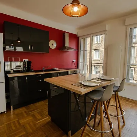 Grand F2 Refait A Neuf, Plein Coeur Centre *