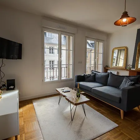 Grand F2 Refait A Neuf, Plein Coeur Centre *