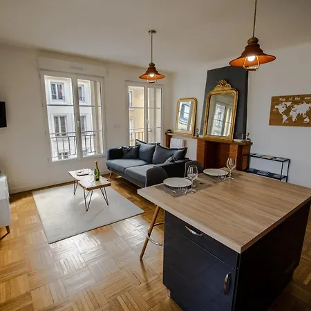 Grand F2 Refait A Neuf, Plein Coeur Centre *