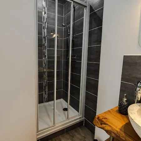 Grand F2 Refait à Neuf, Plein Coeur Centre