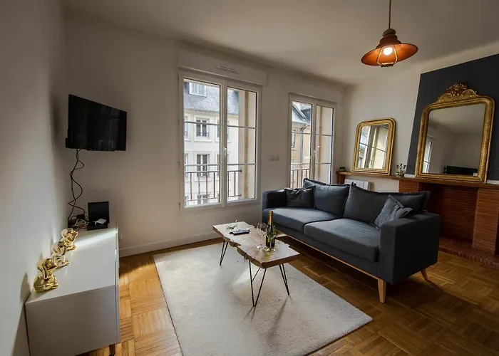 Grand F2 Refait A Neuf, Plein Coeur Centre *