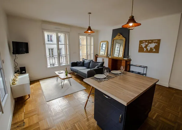 Grand F2 Refait A Neuf, Plein Coeur Centre *